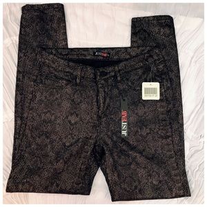SALE  JUST FAB Skinny Low Rise Snake Print on Black NWT Size 28